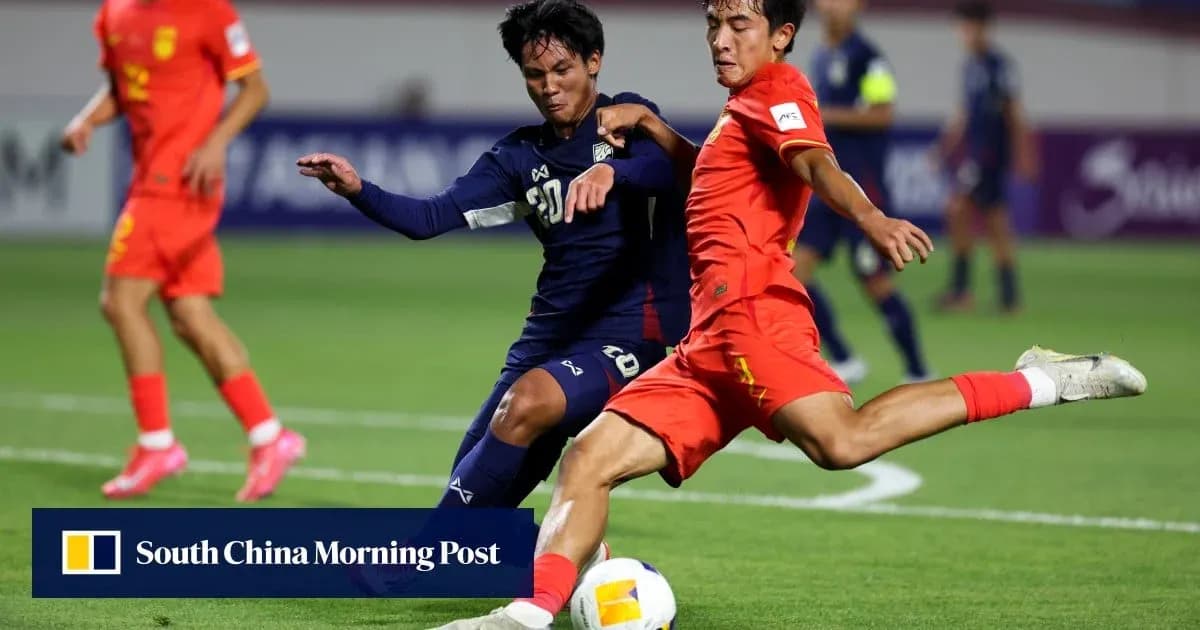 O'yin davomida to'pni olish uchun kurashayotgan futbolchilar O'yin davomida to'pni olish uchun kurashayotgan futbolchilar