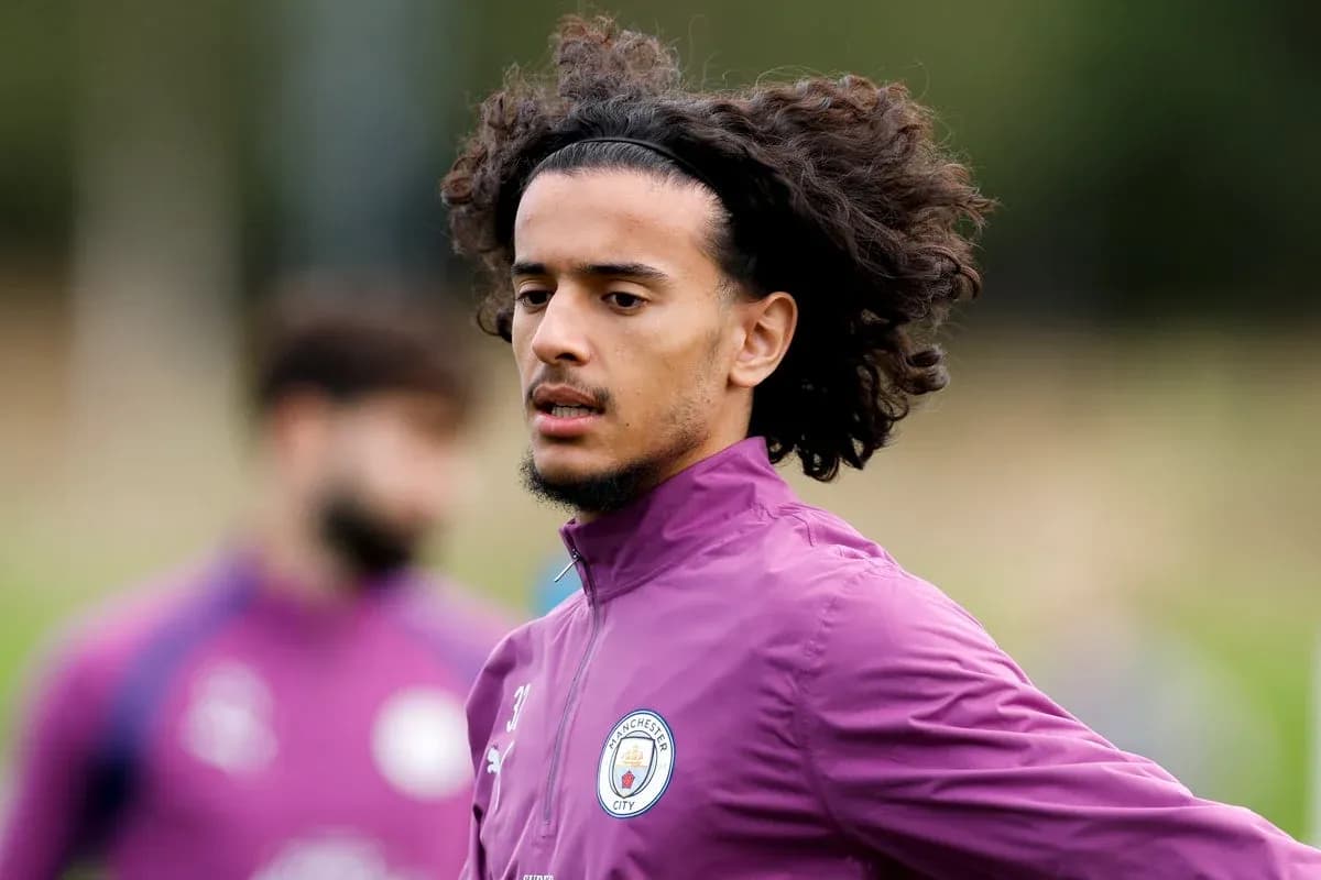 Futbolchi mashg'ulotda, Manchester City formasi kiygan Futbolchi mashg'ulotda, Manchester City formasi kiygan
