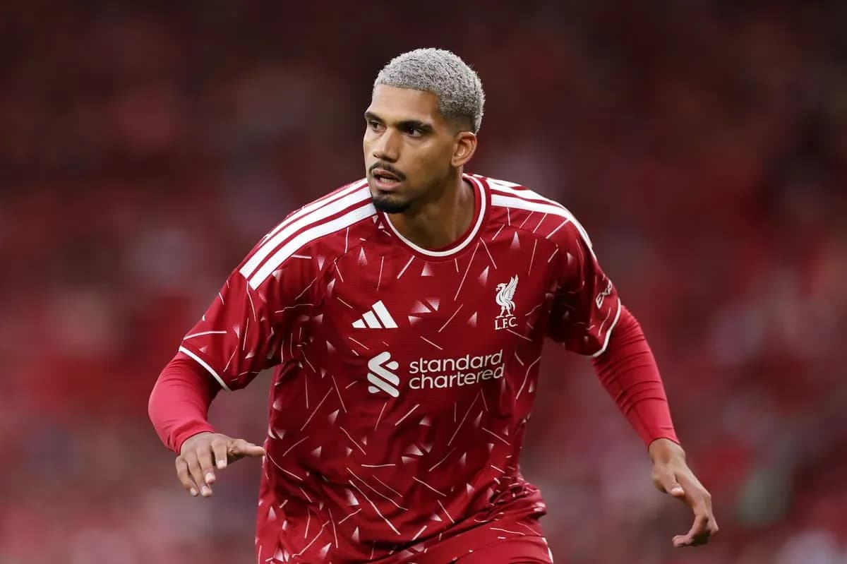 Futbolchi Liverpool formasida harakatda Futbolchi Liverpool formasida harakatda
