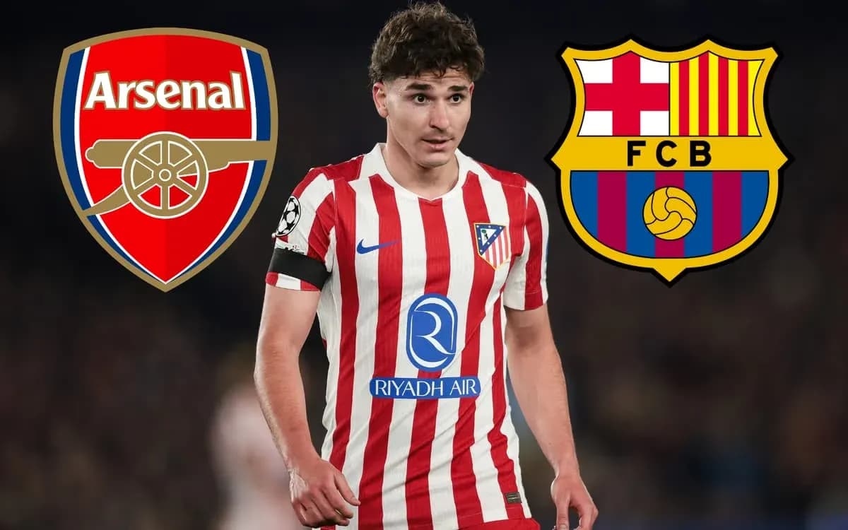 Futbolchi Atletiko Madrid formasi bilan maydonda Futbolchi Atletiko Madrid formasi bilan maydonda