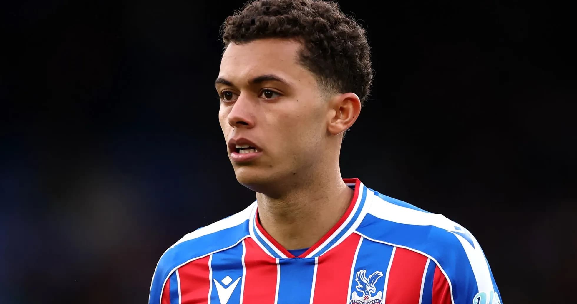Futbolchi Crystal Palace formasida o'yin maydonida Futbolchi Crystal Palace formasida o'yin maydonida