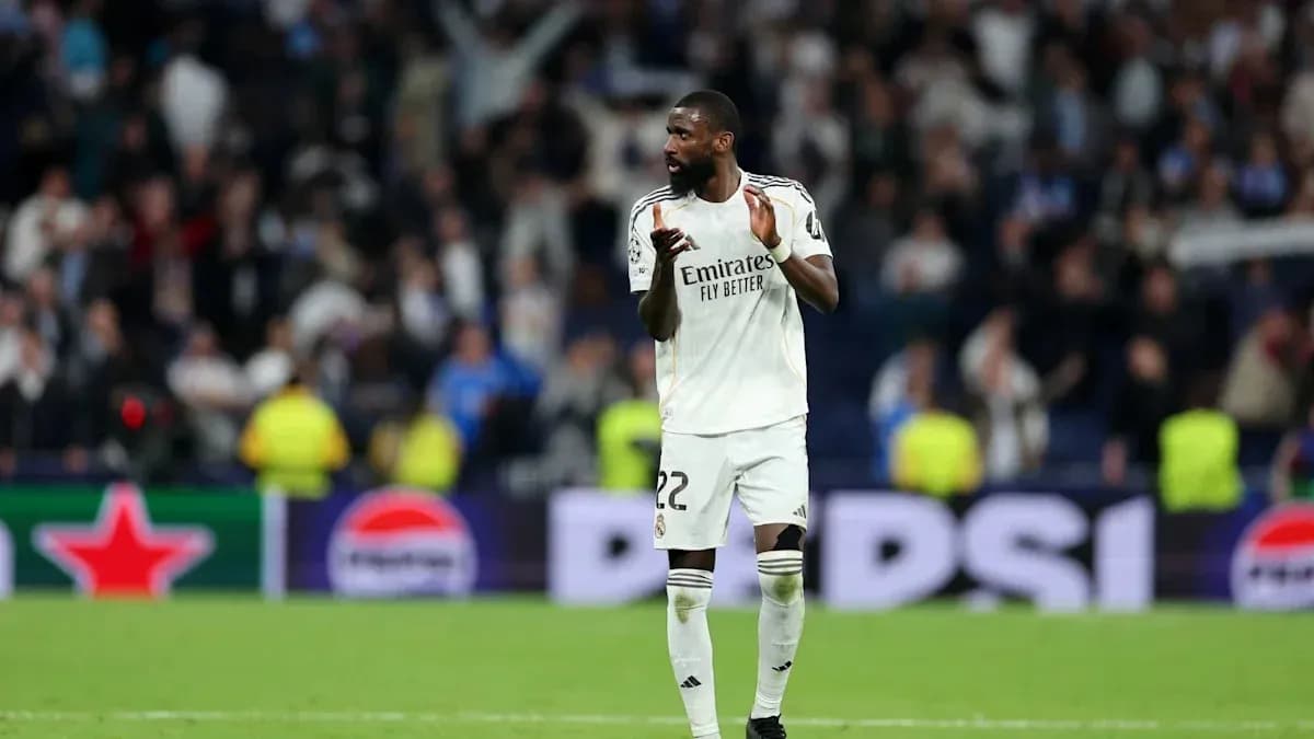 Futbolchi maydonda raqobatlashayotgan paytda Futbolchi maydonda raqobatlashayotgan paytda
