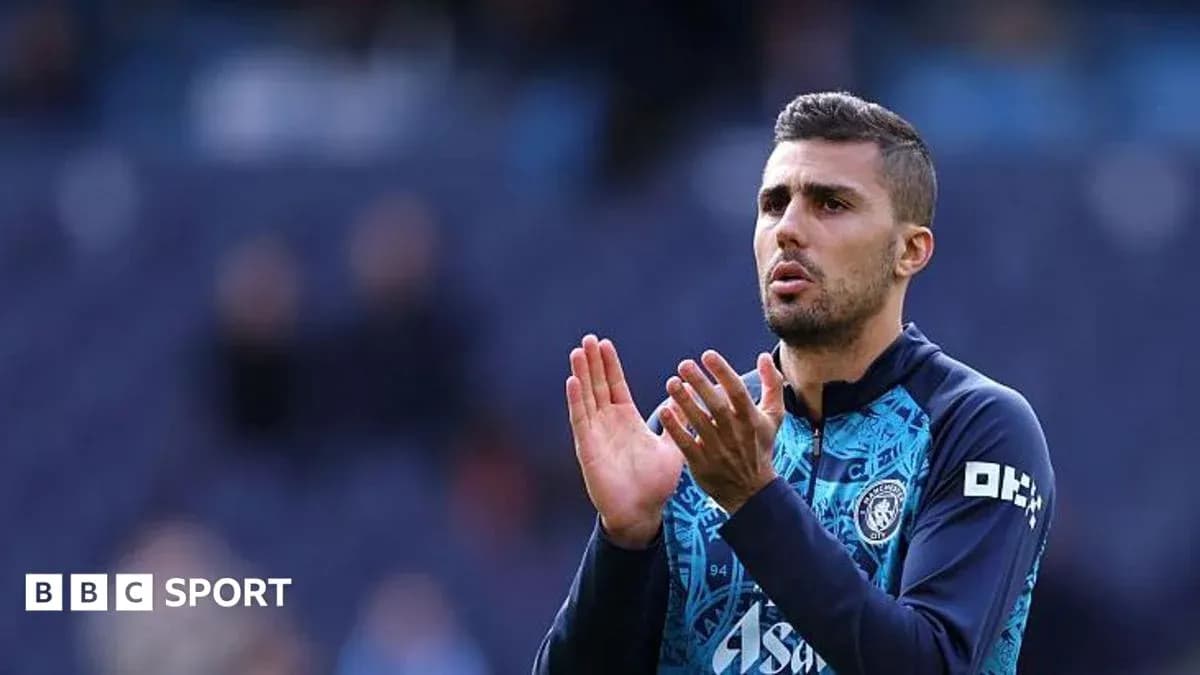 Futbolchi stadionda qo'llarini chalmoqda Futbolchi stadionda qo'llarini chalmoqda