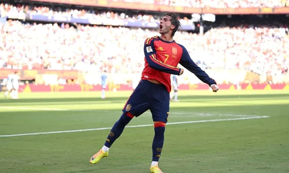 O'yin maydonida gol urgan futbolchi nishonlayapti O'yin maydonida gol urgan futbolchi nishonlayapti