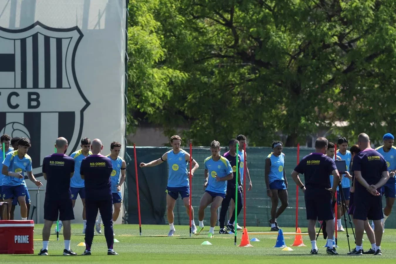 Futbolchilar treningda to'plar bilan mashg'ulotda Futbolchilar treningda to'plar bilan mashg'ulotda