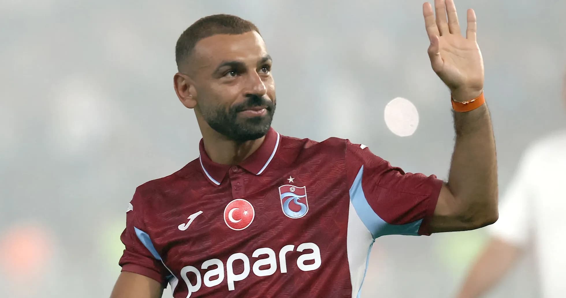 Futbolchi maydonda qo'l chaldirayotgan Futbolchi maydonda qo'l chaldirayotgan