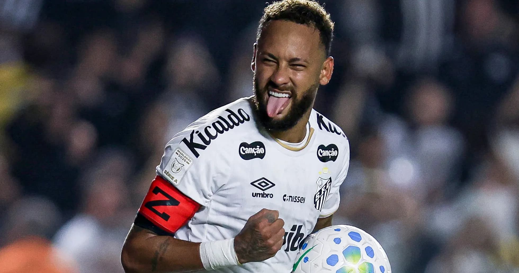 Futbolchi Neymar to'pni ushlagan holda baxtiyor Futbolchi Neymar to'pni ushlagan holda baxtiyor