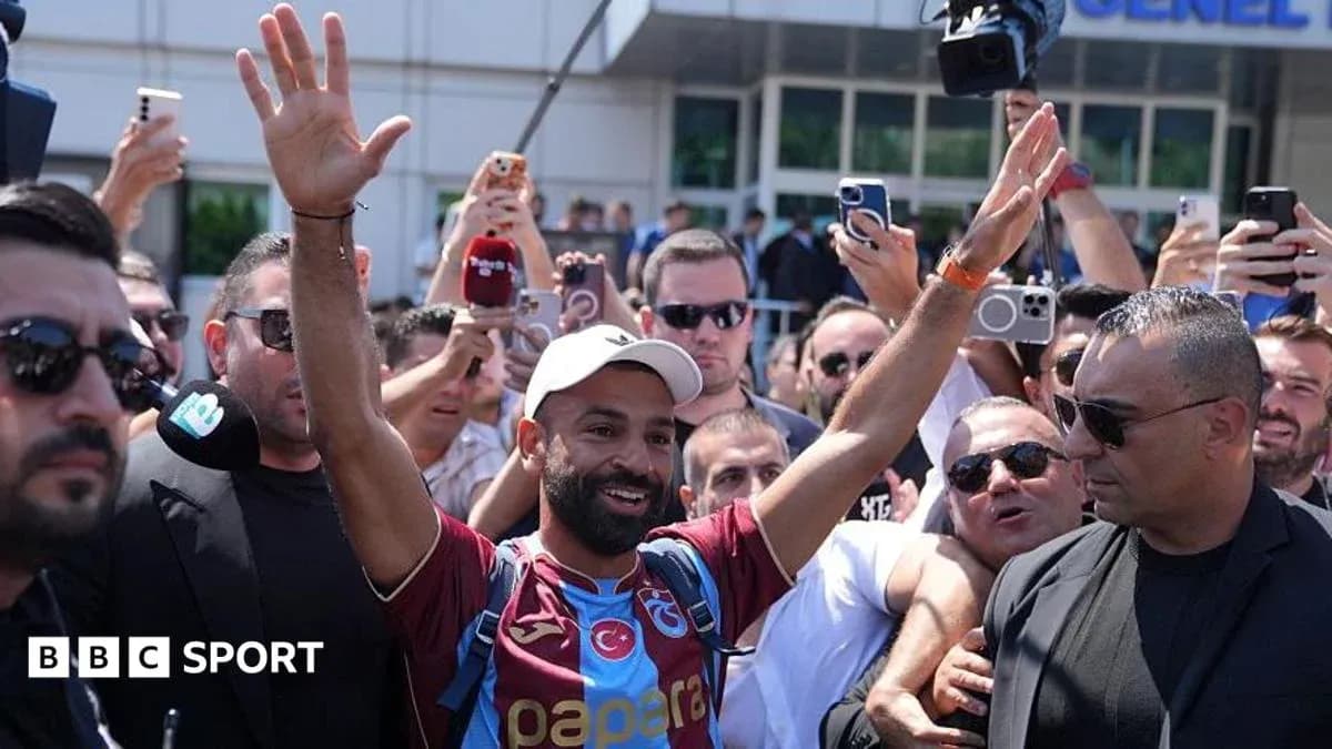 Futbolchi muxlislar orasida qo'l ko'tarib turibdi Futbolchi muxlislar orasida qo'l ko'tarib turibdi