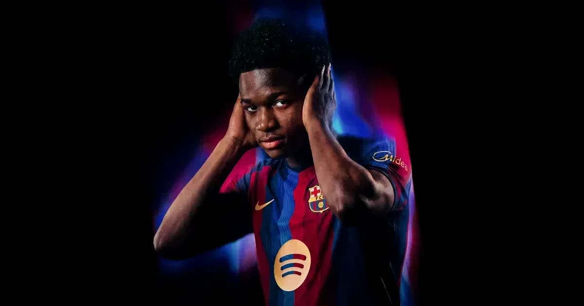Futbolchi Barcelona formasi bilan poz berayotgani Futbolchi Barcelona formasi bilan poz berayotgani