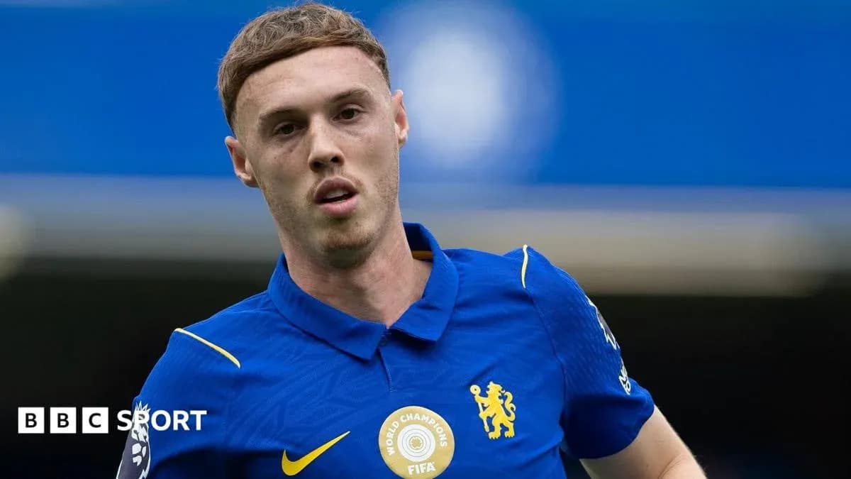 Futbolchi Chelsea formasida maydonda harakatda Futbolchi Chelsea formasida maydonda harakatda