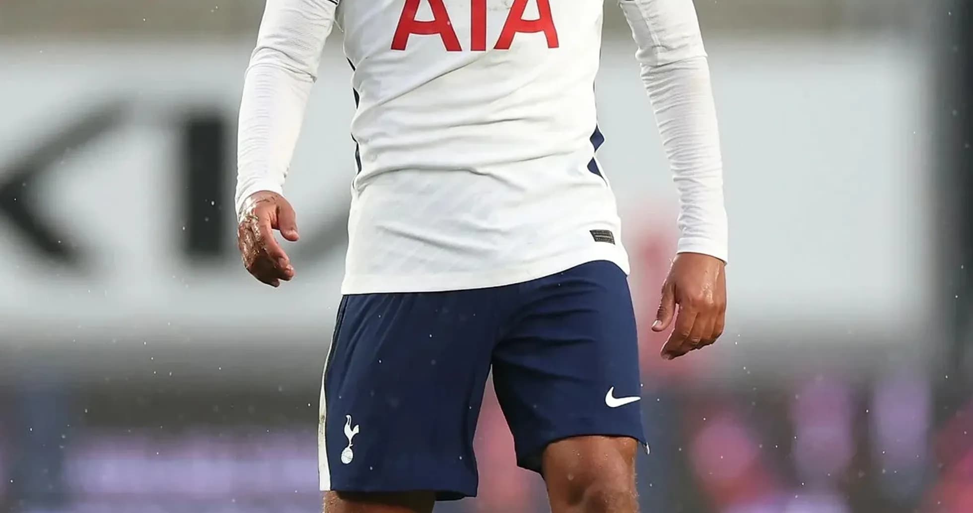 Futbolchi maydonda Tottenham formasi bilan harakatda Futbolchi maydonda Tottenham formasi bilan harakatda