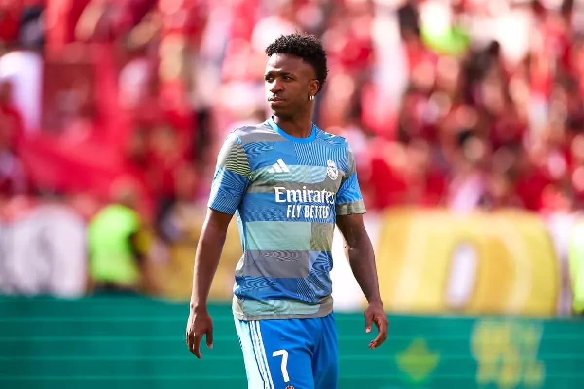 Futbolchi Real Madrid formasi bilan maydonda Futbolchi Real Madrid formasi bilan maydonda