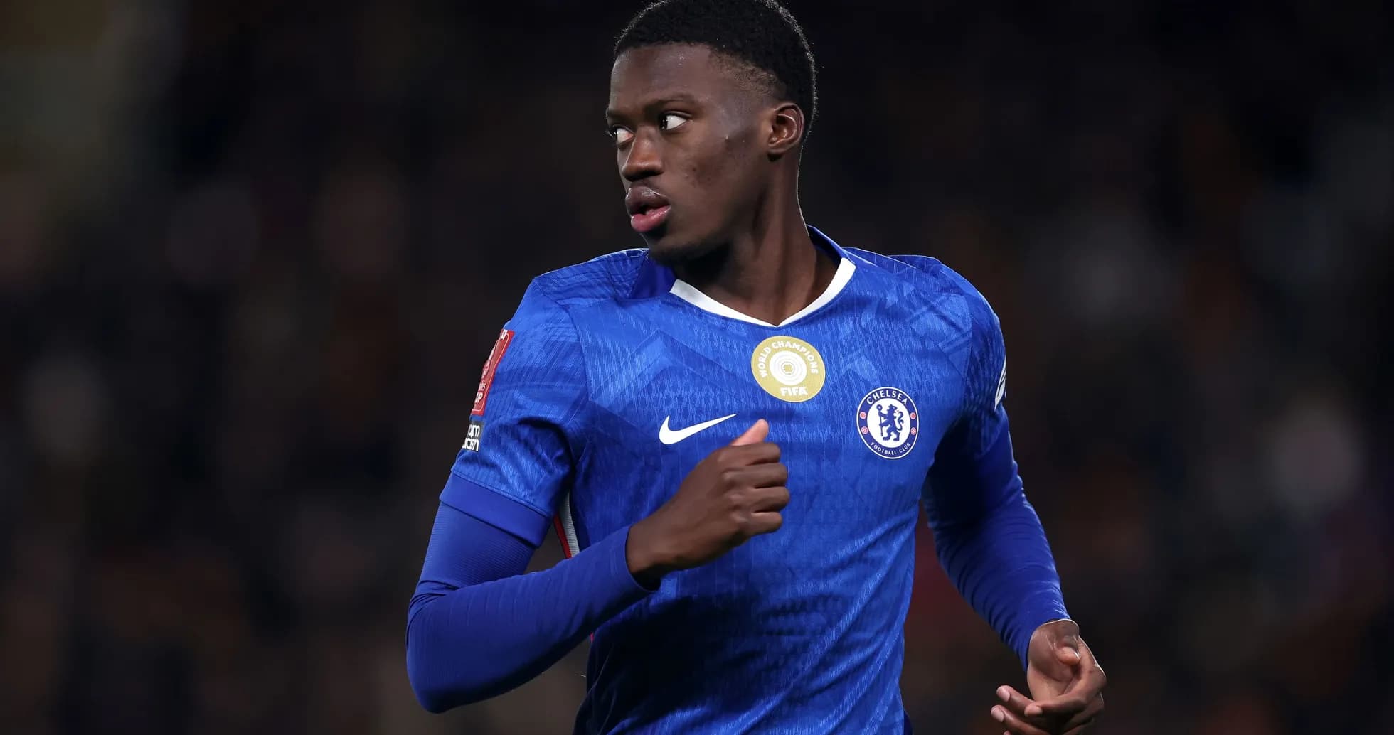 Futbolchi Chelsea formasida maydonda harakatda Futbolchi Chelsea formasida maydonda harakatda