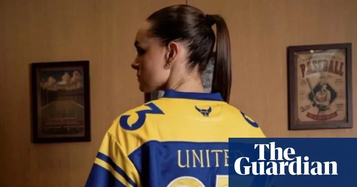 Ayol futbolchi orqaga qarab, forma kiygan Ayol futbolchi orqaga qarab, forma kiygan