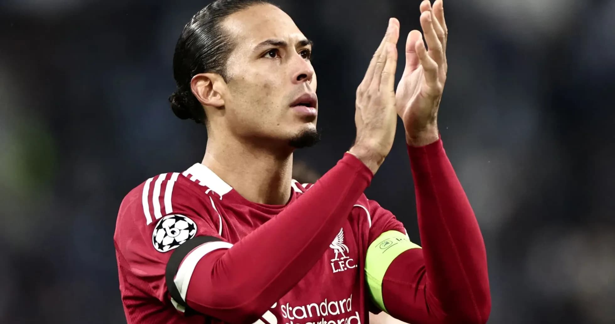 Futbolchi jamoani qo'llab-quvvatlayapti Futbolchi jamoani qo'llab-quvvatlayapti