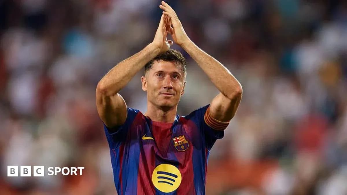 Futbolchi Robert Levandovski muxlislarga qo'l silamoqda Futbolchi Robert Levandovski muxlislarga qo'l silamoqda