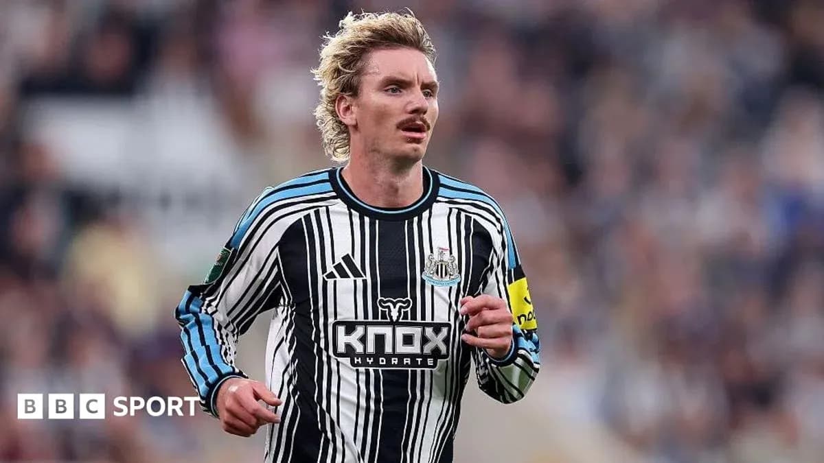 Futbolchi maydonda yugurayotgan, Newcastle formasida Futbolchi maydonda yugurayotgan, Newcastle formasida