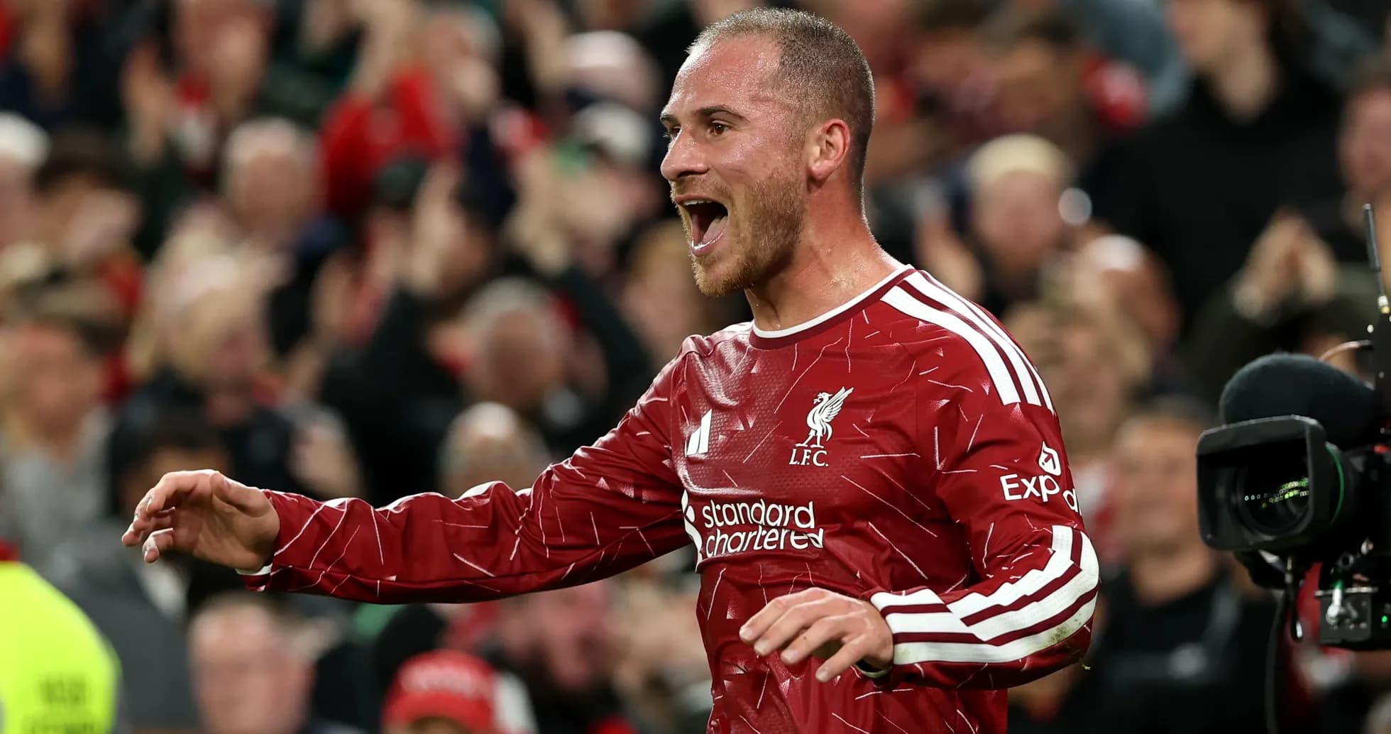 Futbolchi Liverpool formasida gollarni nishonlayapti Futbolchi Liverpool formasida gollarni nishonlayapti