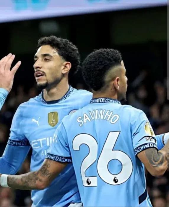 Futbolchilar bir-biriga salom berishmoqda Futbolchilar bir-biriga salom berishmoqda