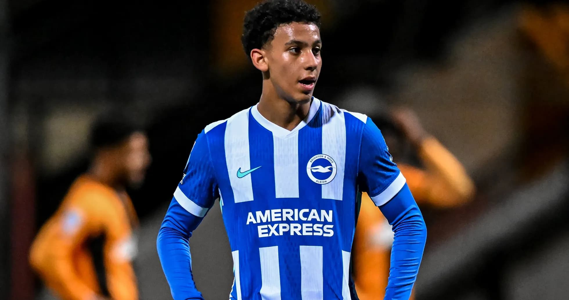 Futbolchi Brighton & Hove Albion formasi kiygan Futbolchi Brighton & Hove Albion formasi kiygan