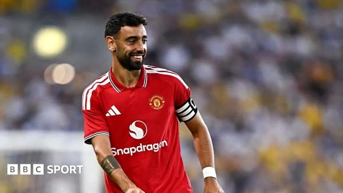 Futbolchi kulrang formada maydonni tark etmoqda Futbolchi kulrang formada maydonni tark etmoqda