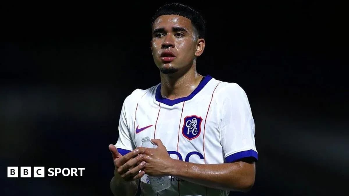 Futbolchi maydonda suv bilan to'plangan Futbolchi maydonda suv bilan to'plangan