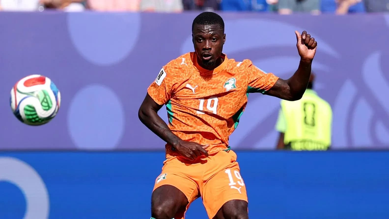 Futbolchi to'pni qabul qilayotgan holatda Futbolchi to'pni qabul qilayotgan holatda