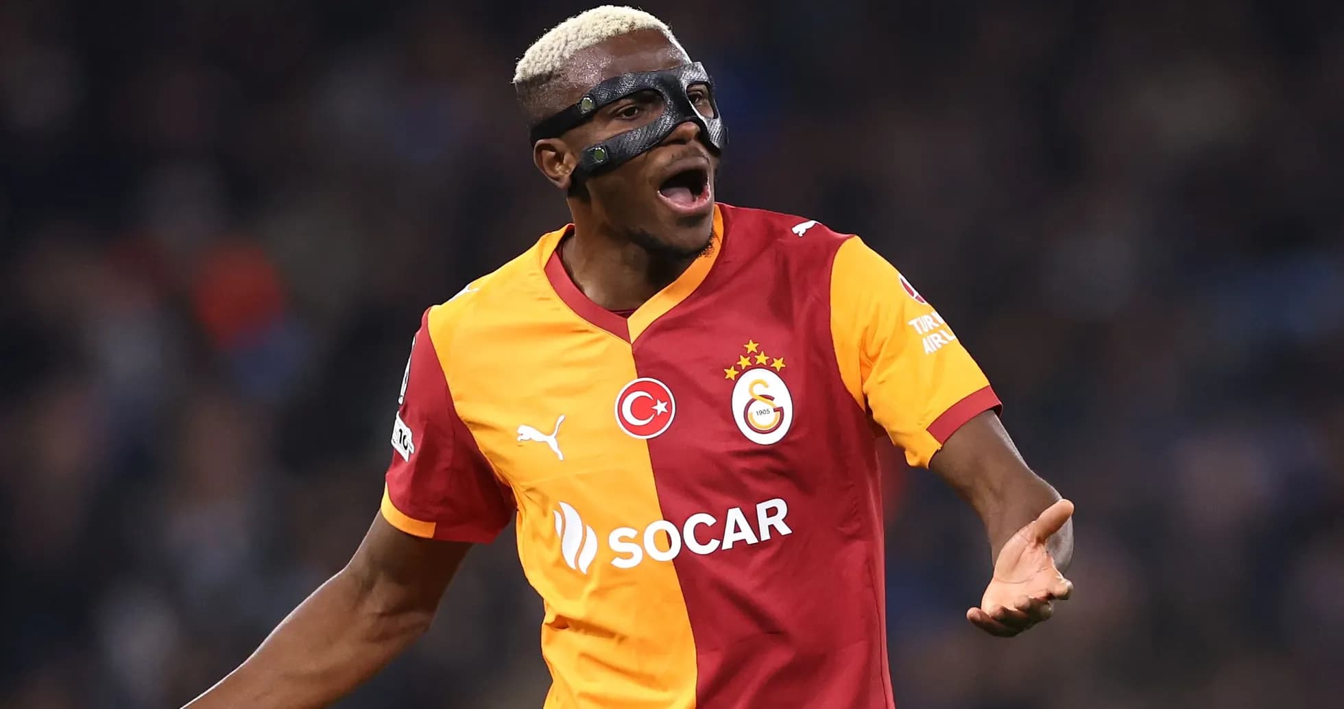 Futbolchi o'yin davomida qaroriga norozilik bildiradi Futbolchi o'yin davomida qaroriga norozilik bildiradi