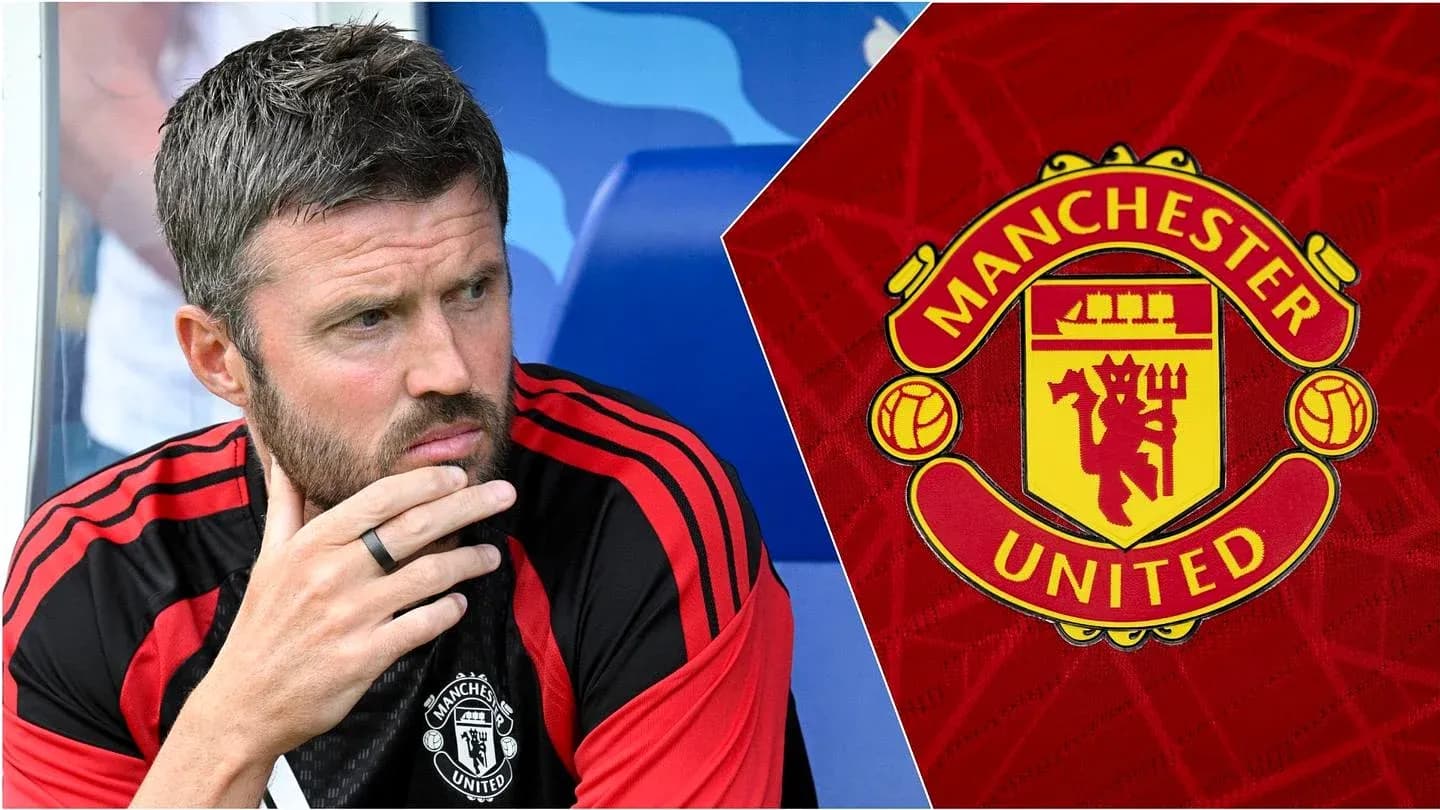 Trener Manchester United o'ylab o'tirgan holatda Trener Manchester United o'ylab o'tirgan holatda