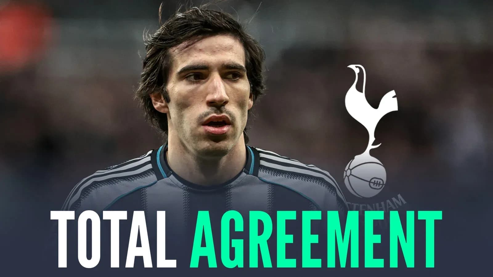Futbolchi Tottenham Hotspur logosi bilan Futbolchi Tottenham Hotspur logosi bilan