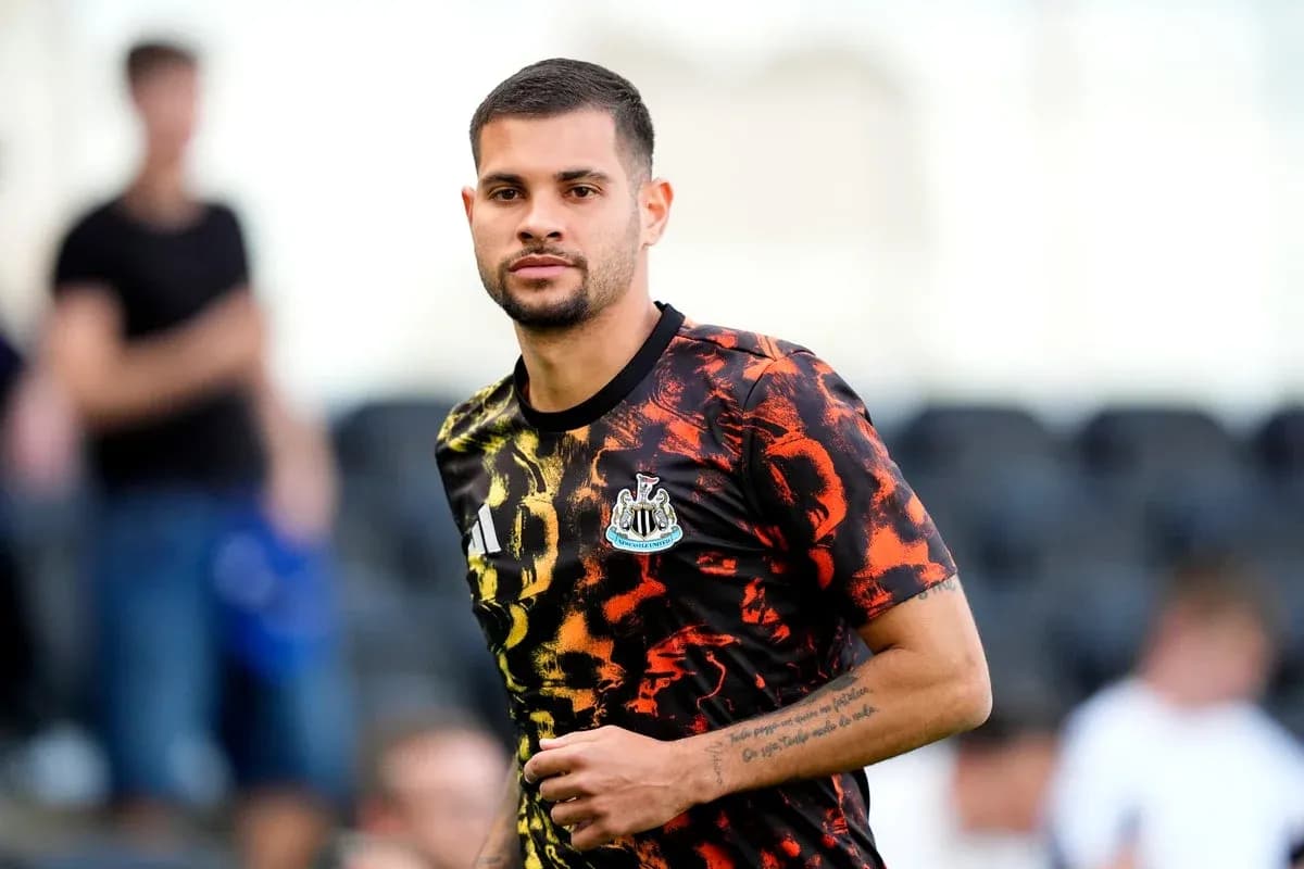 Futbolchi harakatda, Newcastle formasi kiygan Futbolchi harakatda, Newcastle formasi kiygan