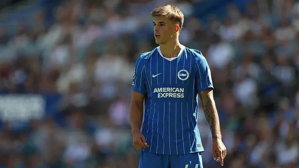 Futbolchi maydonda Brighton formasida turibdi Futbolchi maydonda Brighton formasida turibdi