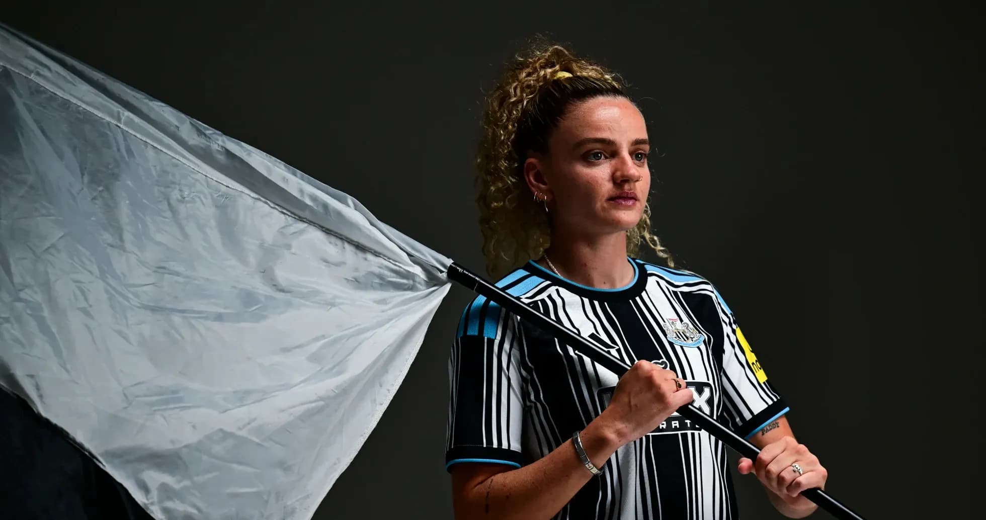 Futbolchi bayroq bilan poz berayotgan surat Futbolchi bayroq bilan poz berayotgan surat