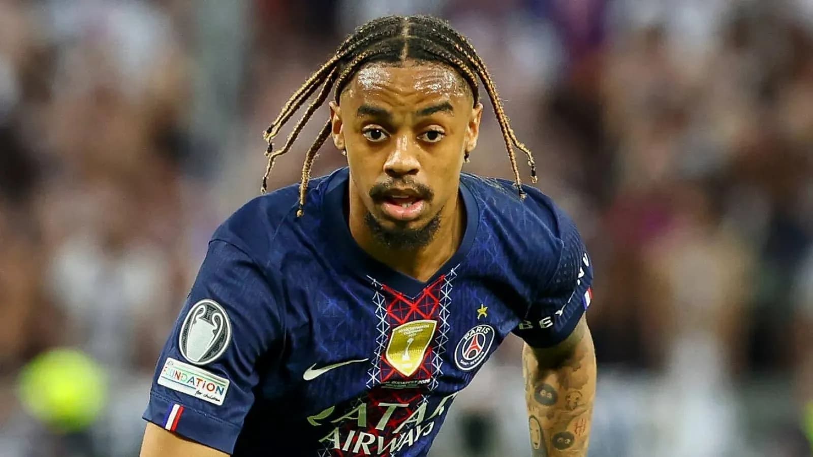 Futbolchi PSG formasida maydonda harakatlanmoqda Futbolchi PSG formasida maydonda harakatlanmoqda