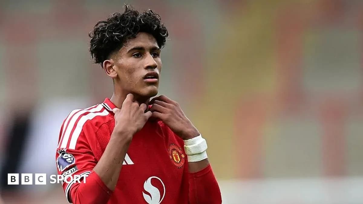 Futbolchi Manchester United formasida maydonda turibdi Futbolchi Manchester United formasida maydonda turibdi