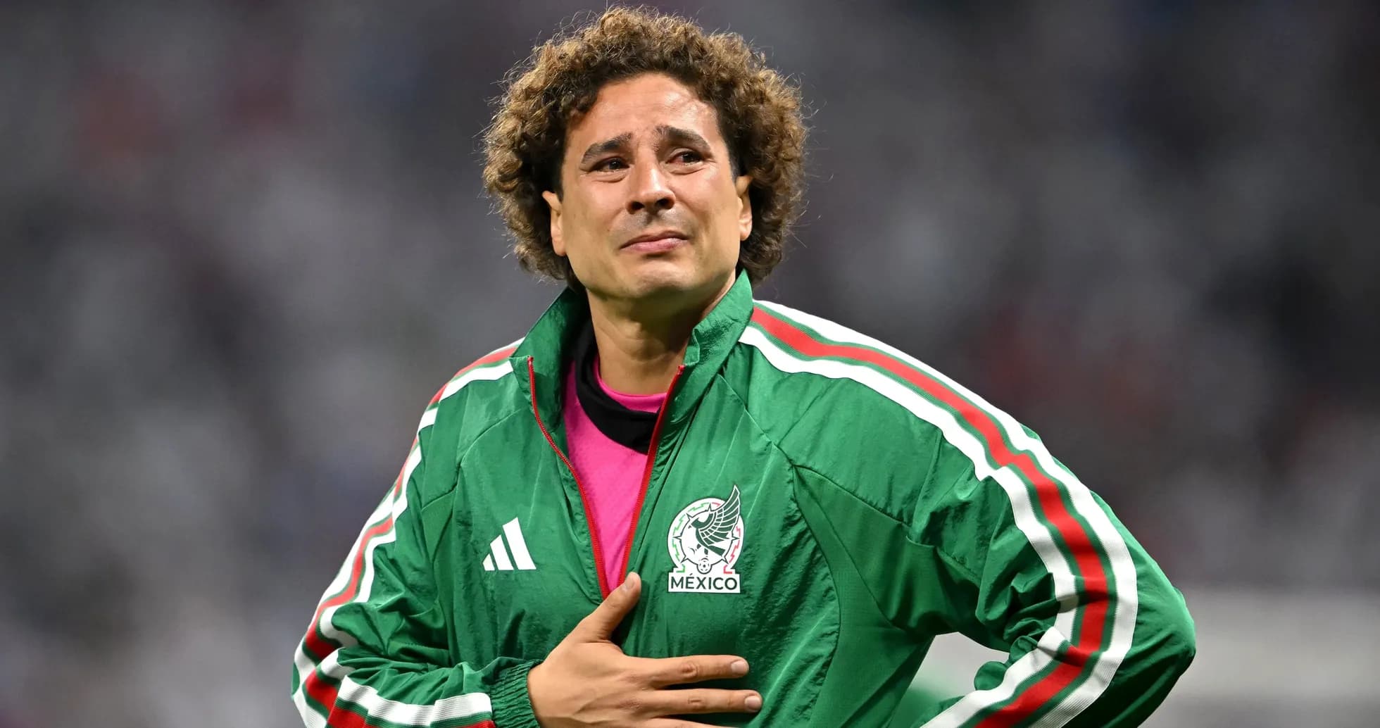 Futbolchi Meksika formasi bilan maydonda turibdi Futbolchi Meksika formasi bilan maydonda turibdi