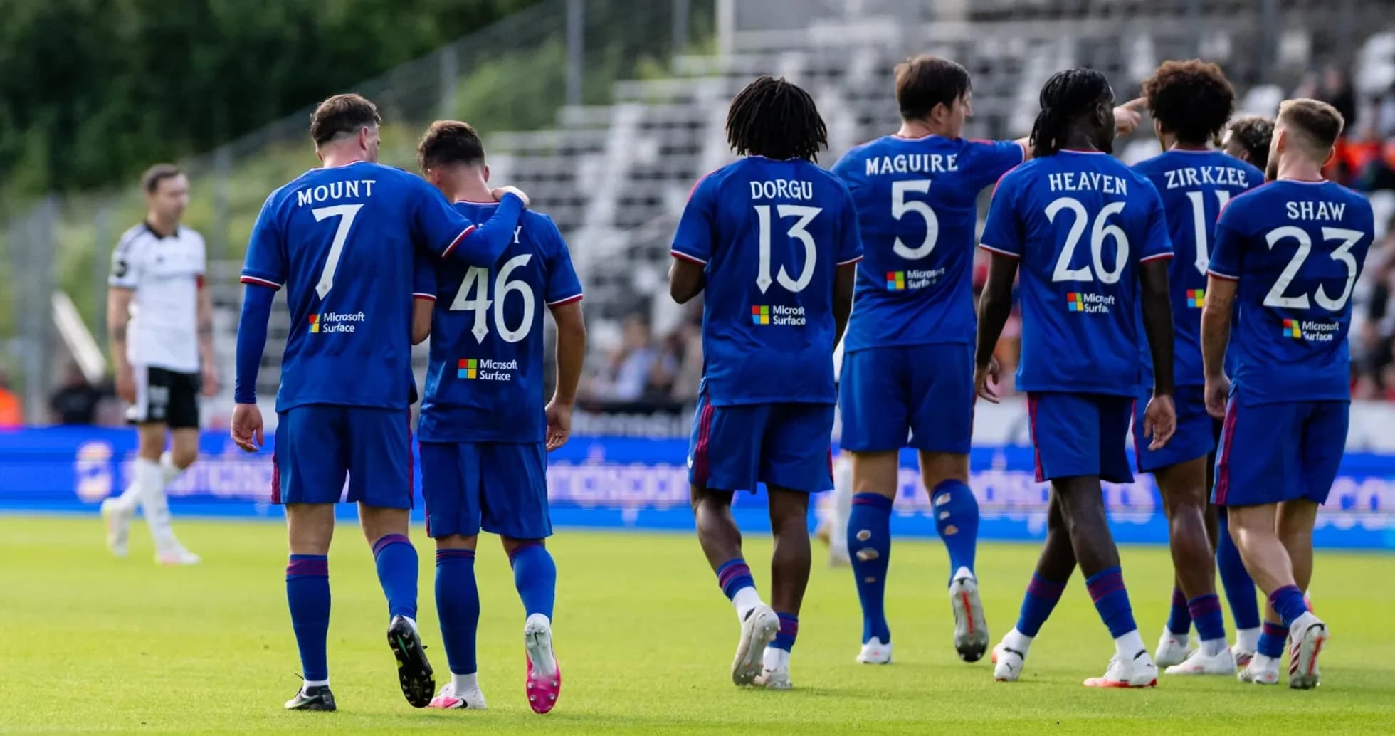 Futbolchilar bir-biriga yaqinlashmoqda, o'yin davom etmoqda Futbolchilar bir-biriga yaqinlashmoqda, o'yin davom etmoqda