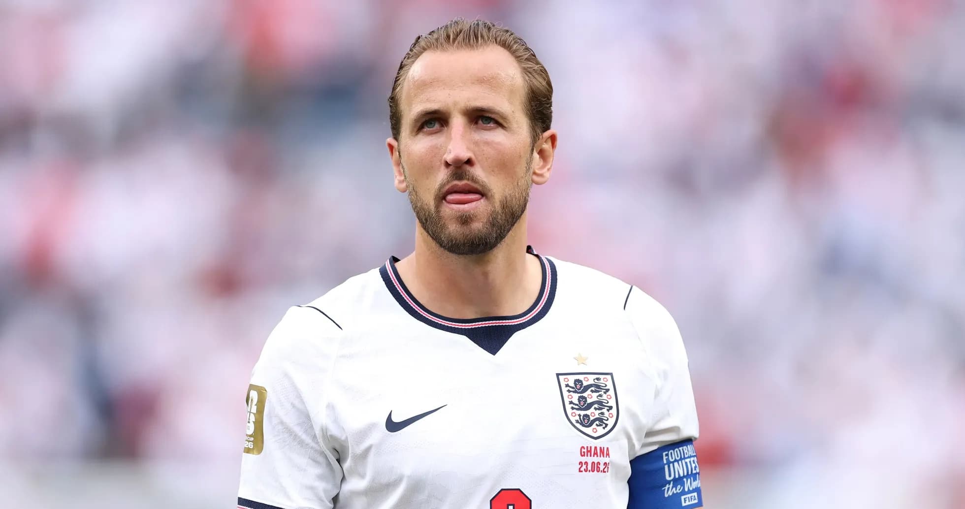 Futbolchi maydonda, England formasida turibdi Futbolchi maydonda, England formasida turibdi
