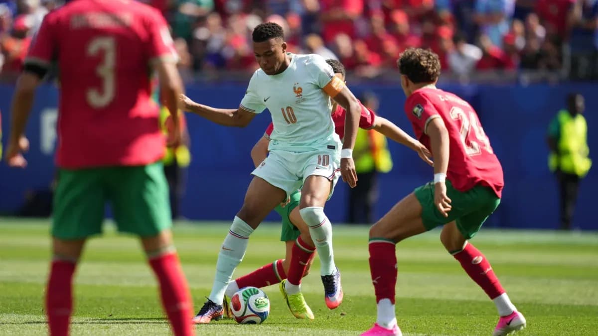 Futbolchilar to'p uchun kurashmoqda, Fransiya va Marokash Futbolchilar to'p uchun kurashmoqda, Fransiya va Marokash