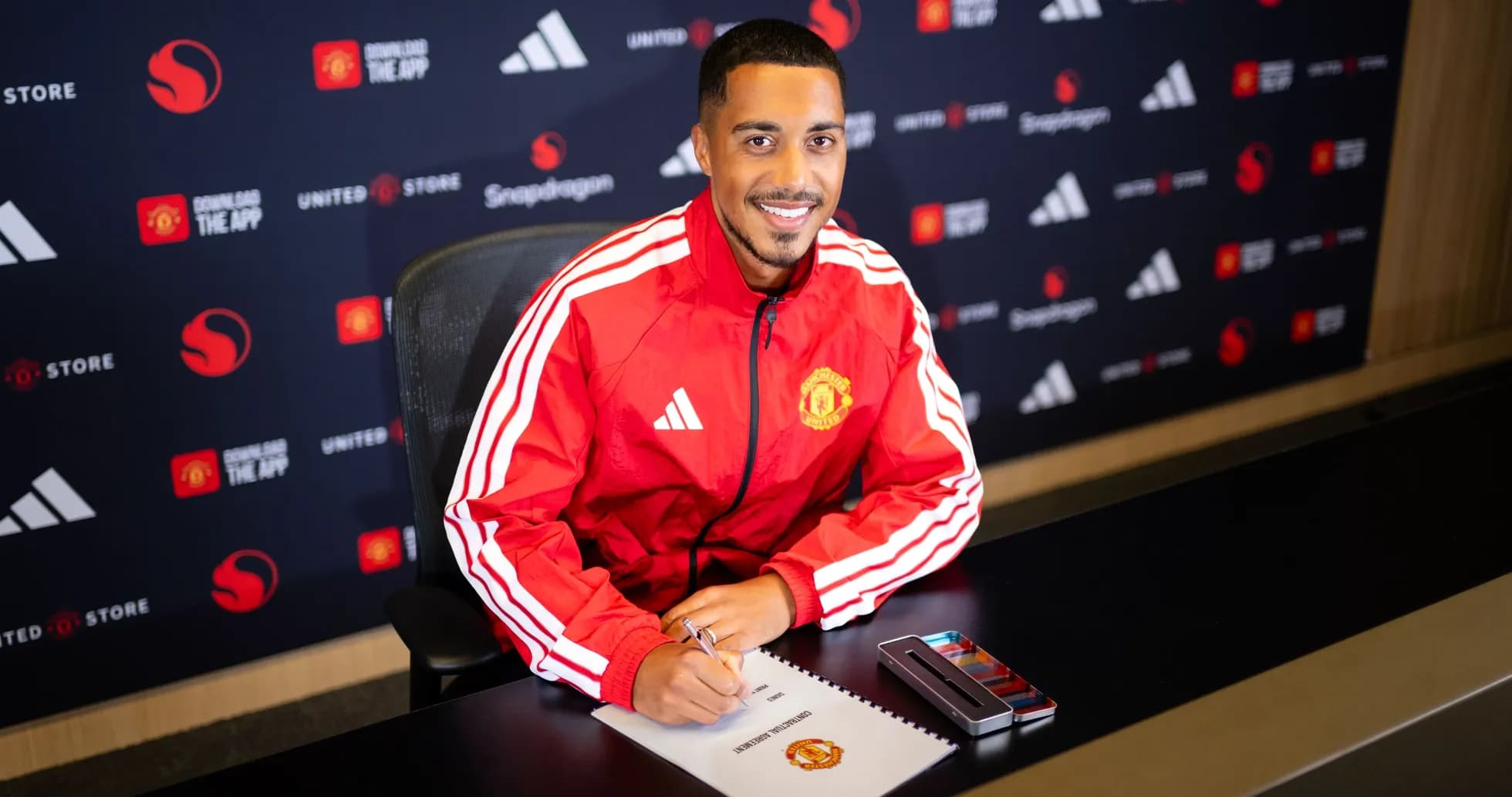 Futbolchi shartnoma imzolayotgani Manchester Unitedda Futbolchi shartnoma imzolayotgani Manchester Unitedda