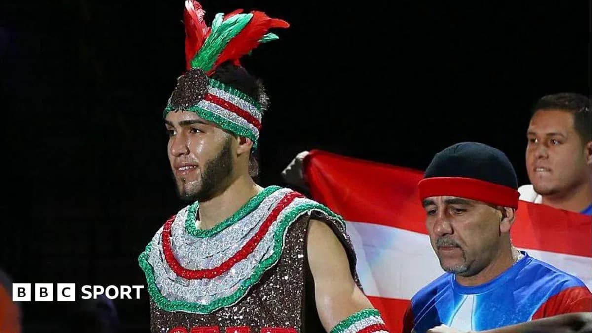 Bokschi ringga kirishayotgan jangchi va murabbiy Bokschi ringga kirishayotgan jangchi va murabbiy