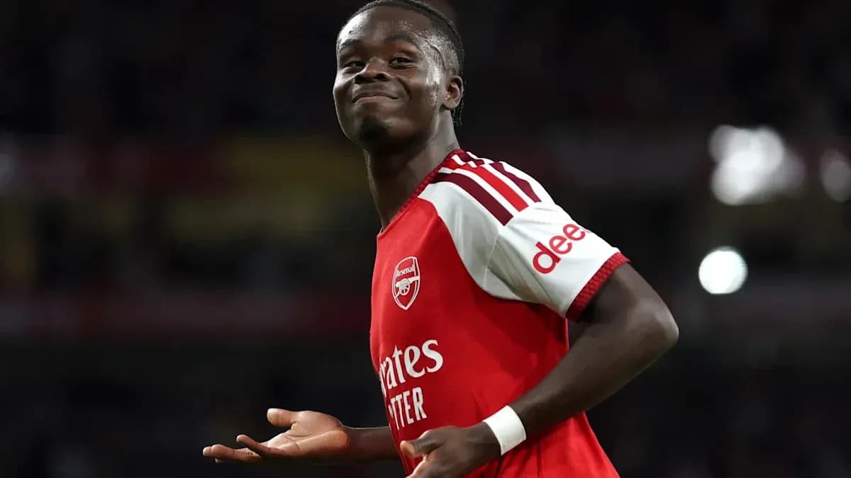 Futbolchi Arsenal formasi bilan maydonda ko'rinmoqda Futbolchi Arsenal formasi bilan maydonda ko'rinmoqda
