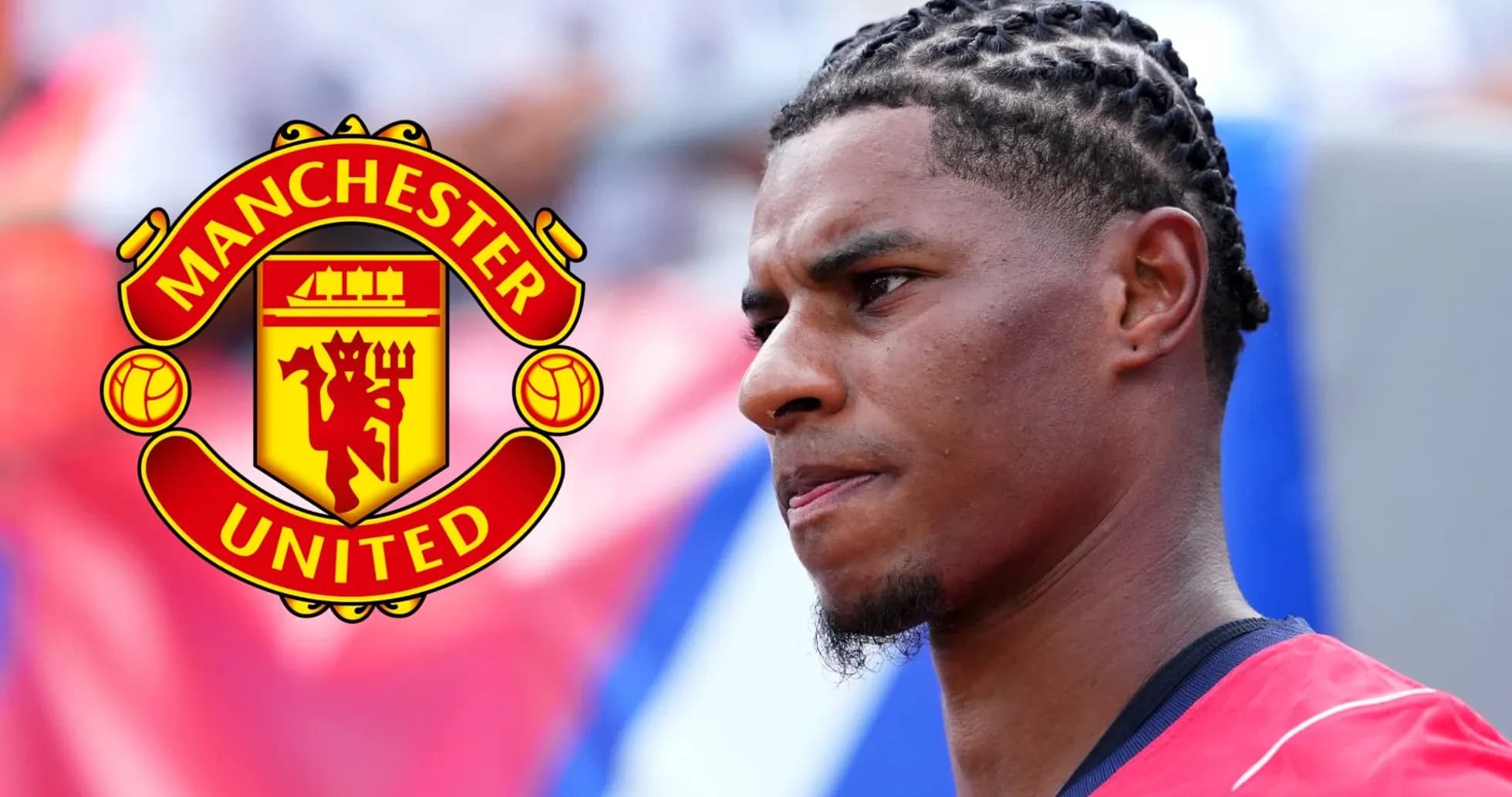Futbolchi Manchester United libosida maydonga chiqmoqda Futbolchi Manchester United libosida maydonga chiqmoqda