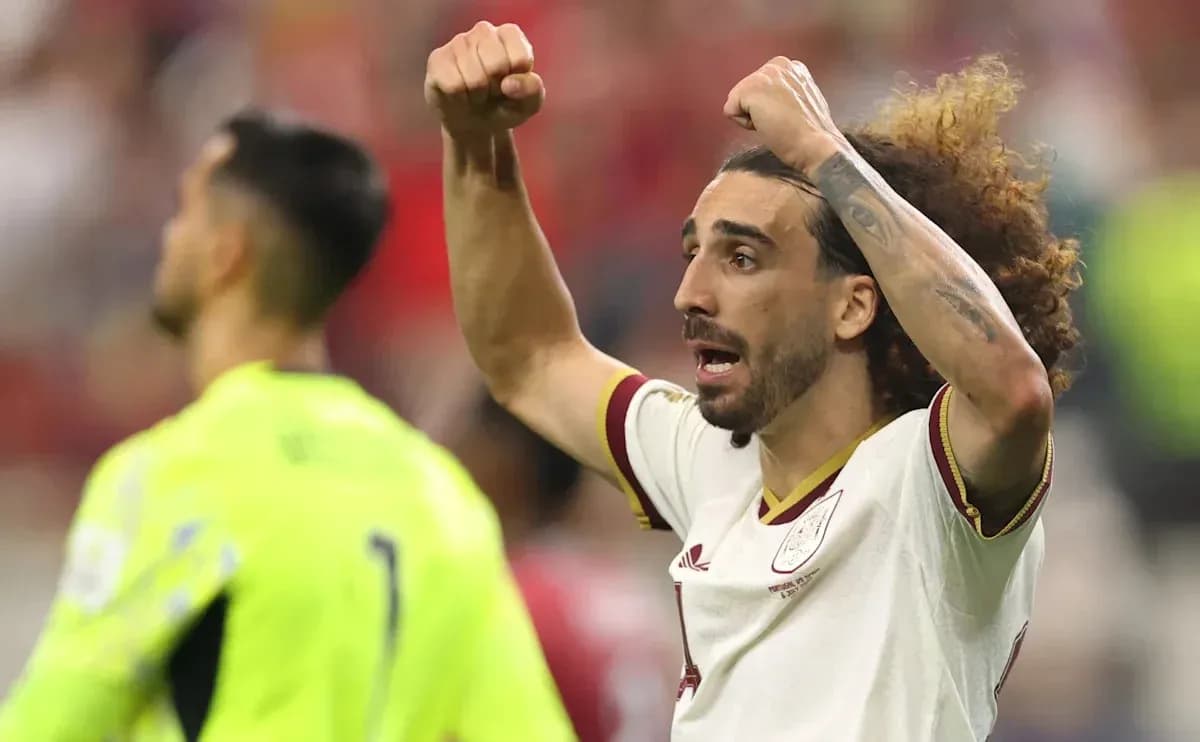 Futbolchi jamoasi o'yin davomida qo'lni ko'tarib turibdi Futbolchi jamoasi o'yin davomida qo'lni ko'tarib turibdi