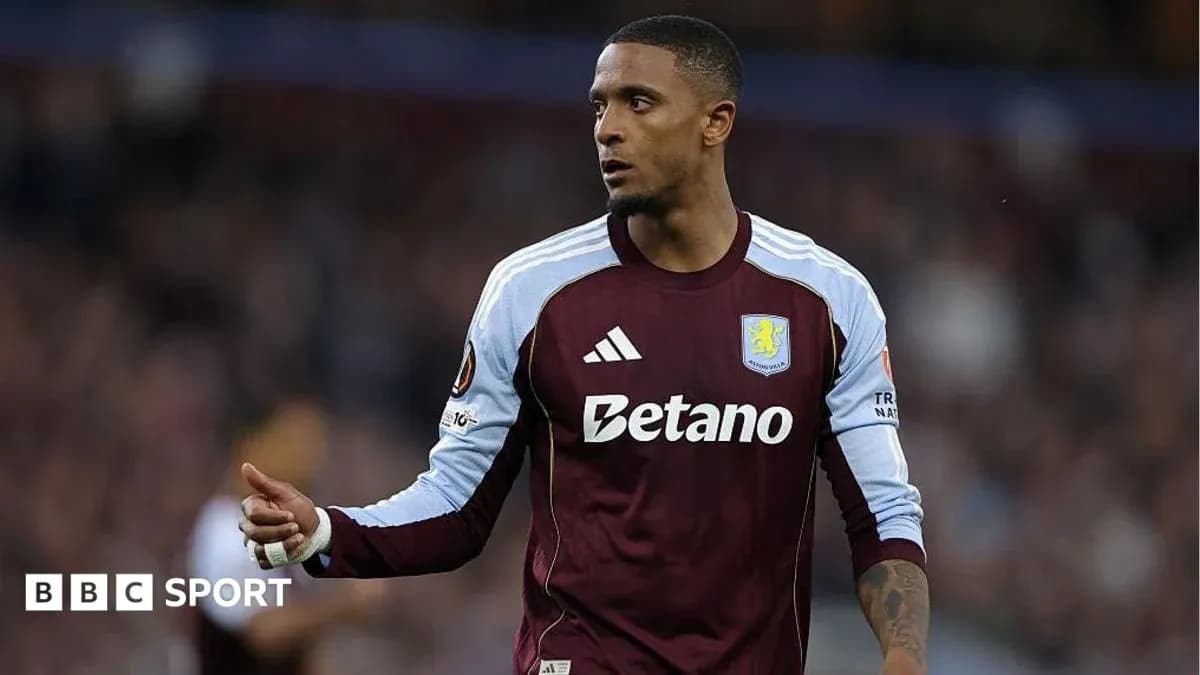 Futbolchi Aston Villa formasida maydonda harakatda Futbolchi Aston Villa formasida maydonda harakatda