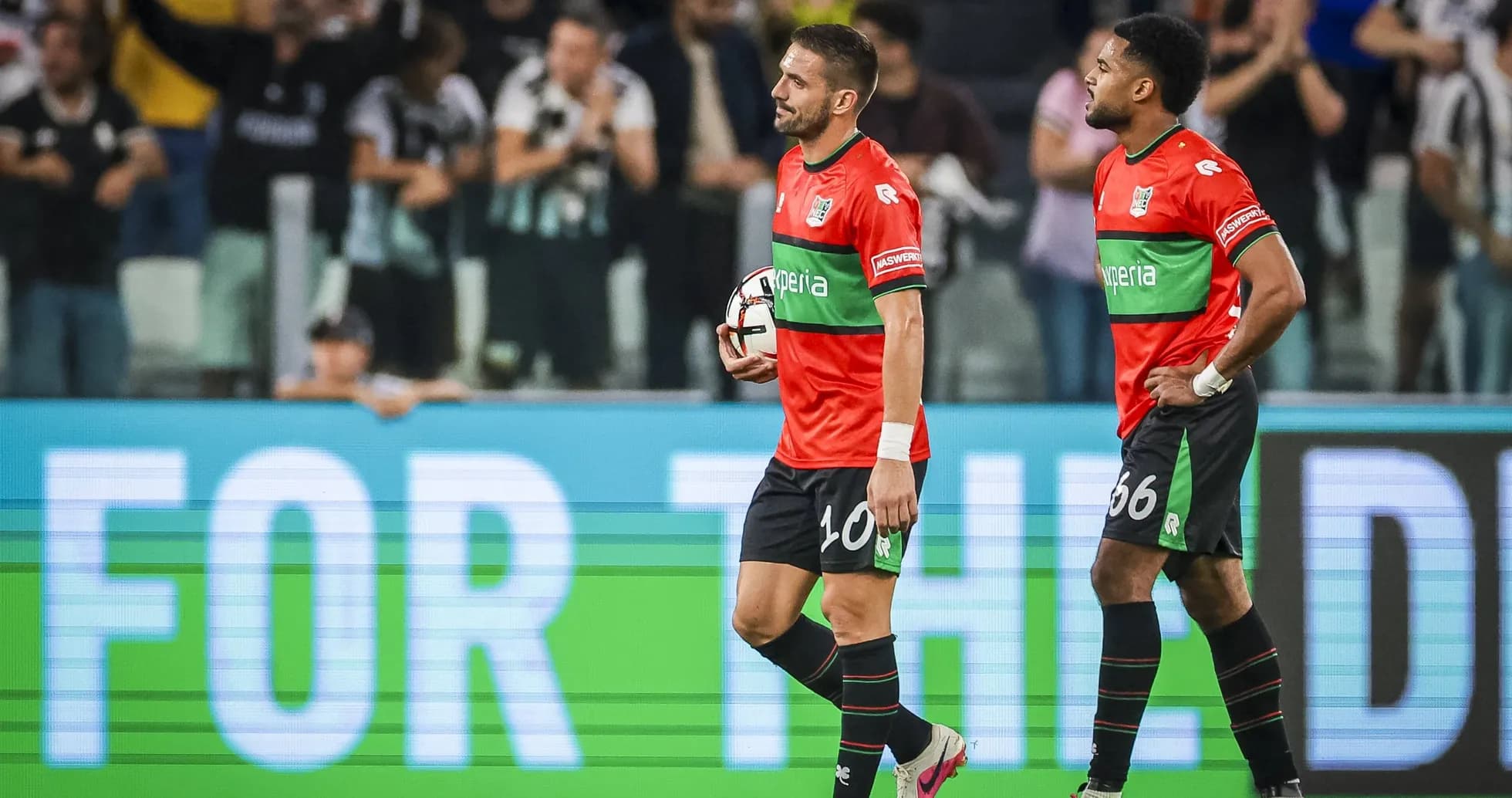 Ikkita futbolchi o'yin tugagach maydondan chiqmoqda Ikkita futbolchi o'yin tugagach maydondan chiqmoqda