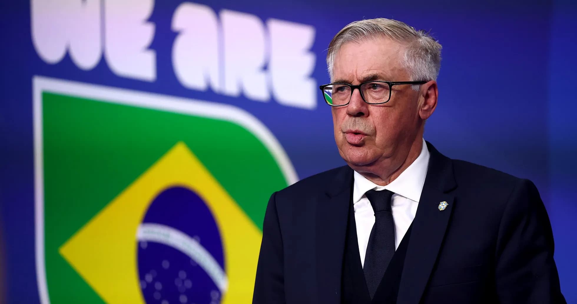 Braziliya futbol federatsiyasi rahbari podiumda turibdi Braziliya futbol federatsiyasi rahbari podiumda turibdi