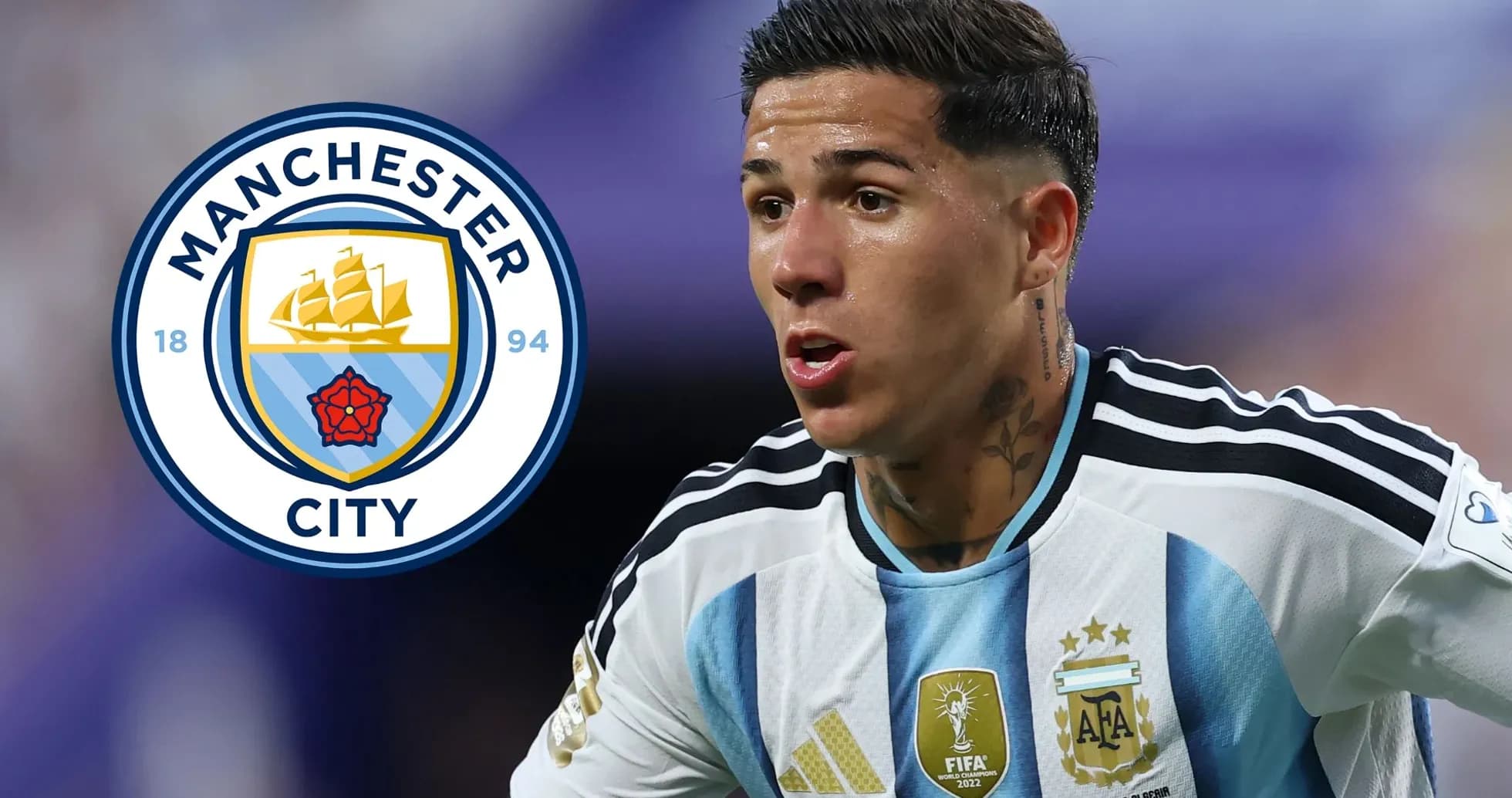 Futbolchi Manchester City logosi bilan maydonda Futbolchi Manchester City logosi bilan maydonda