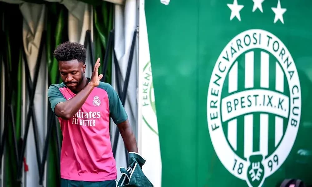 Futbolchi Ferentsvaroshi klubining logosi oldida Futbolchi Ferentsvaroshi klubining logosi oldida