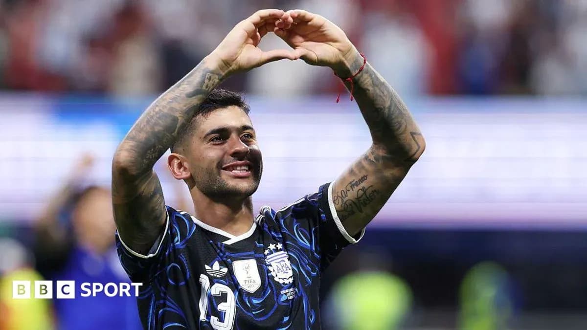 Futbolchi g'alaba nishonida qo'lini ko'taradi Futbolchi g'alaba nishonida qo'lini ko'taradi